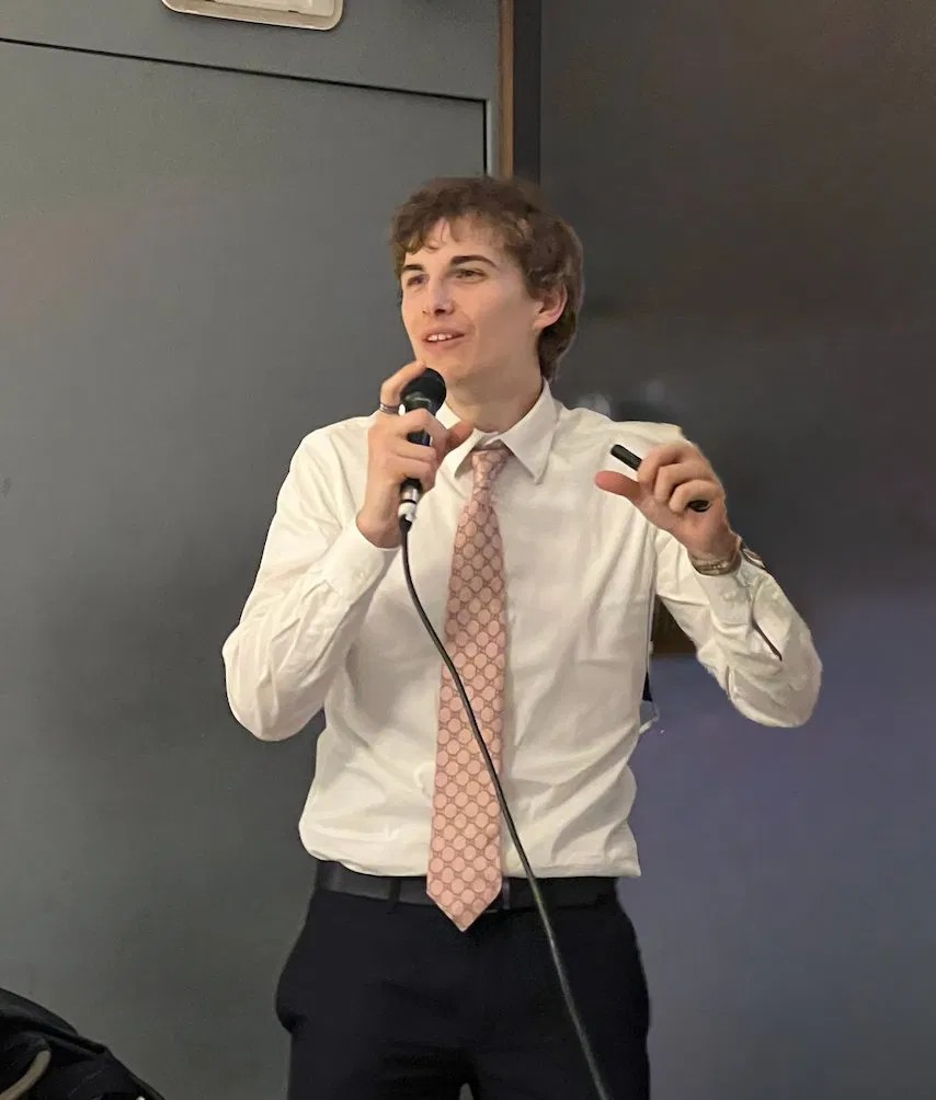 Elia Zanini durante una presentazione